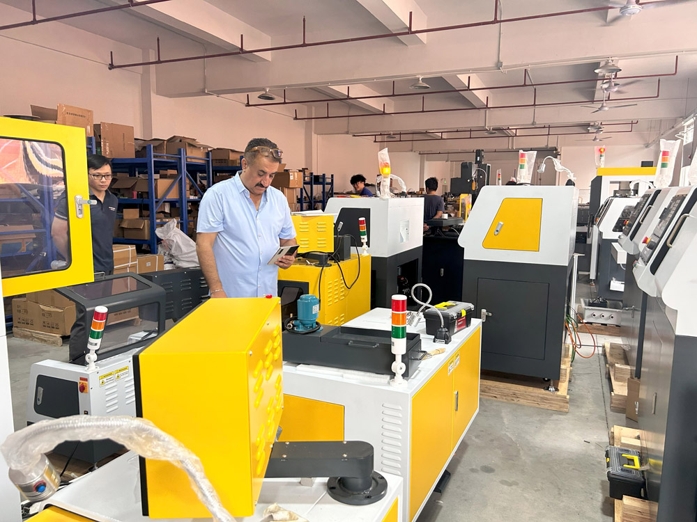 育菁装备桌面级数控机床产车间