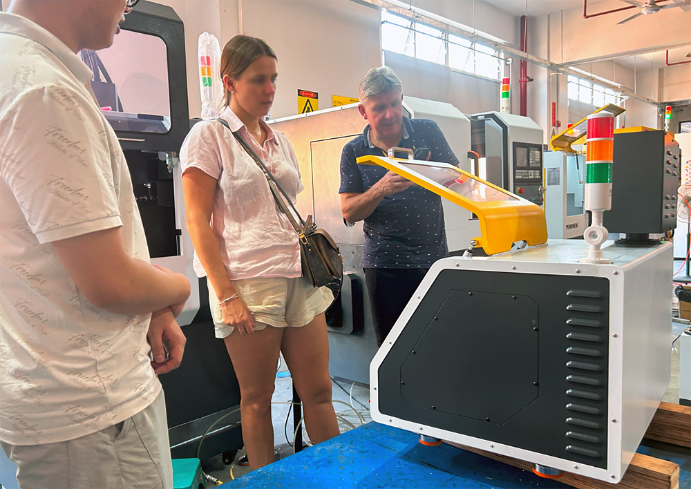 育菁装备桌面级数控机床产车间