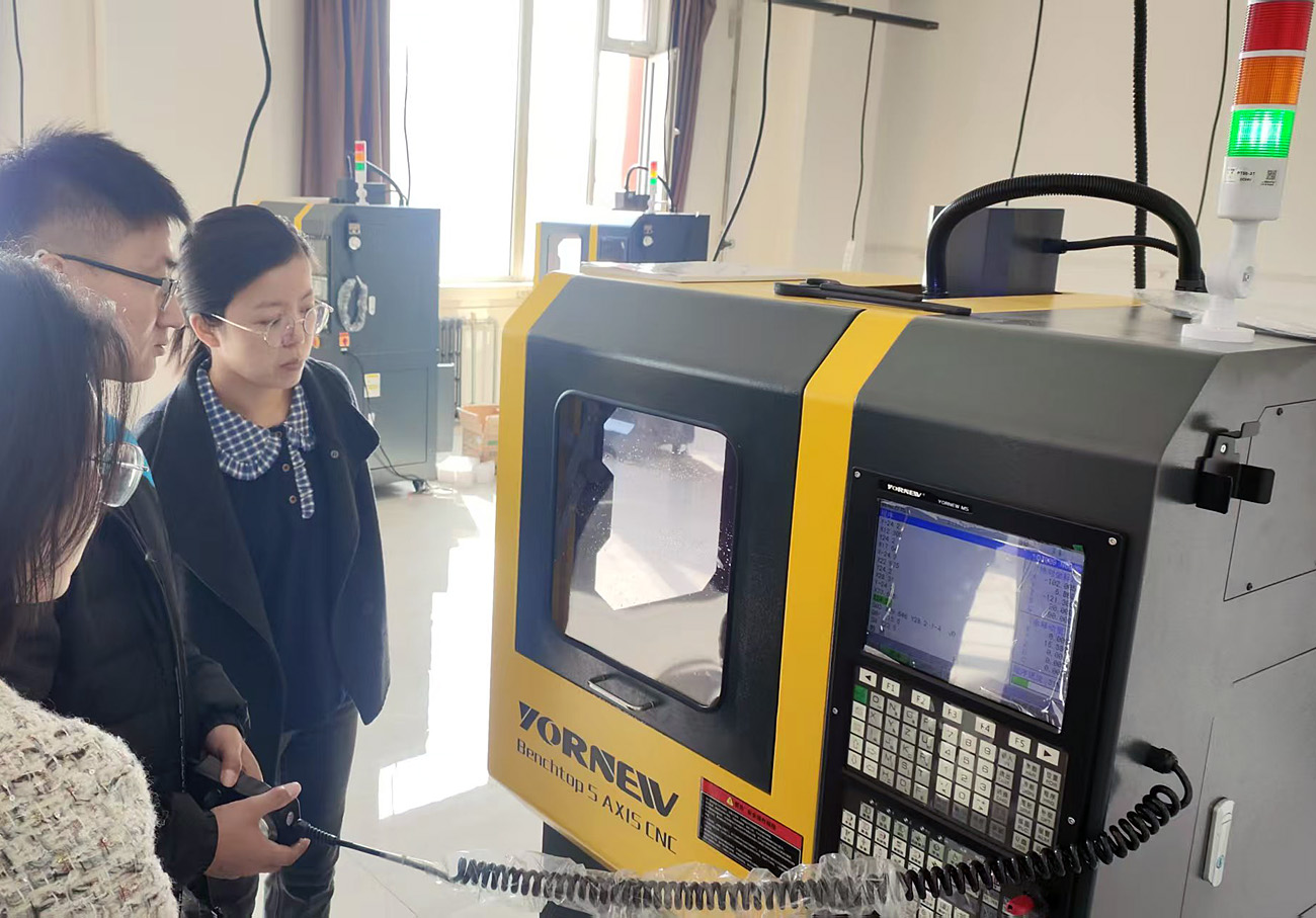 桌面级五轴加工中心