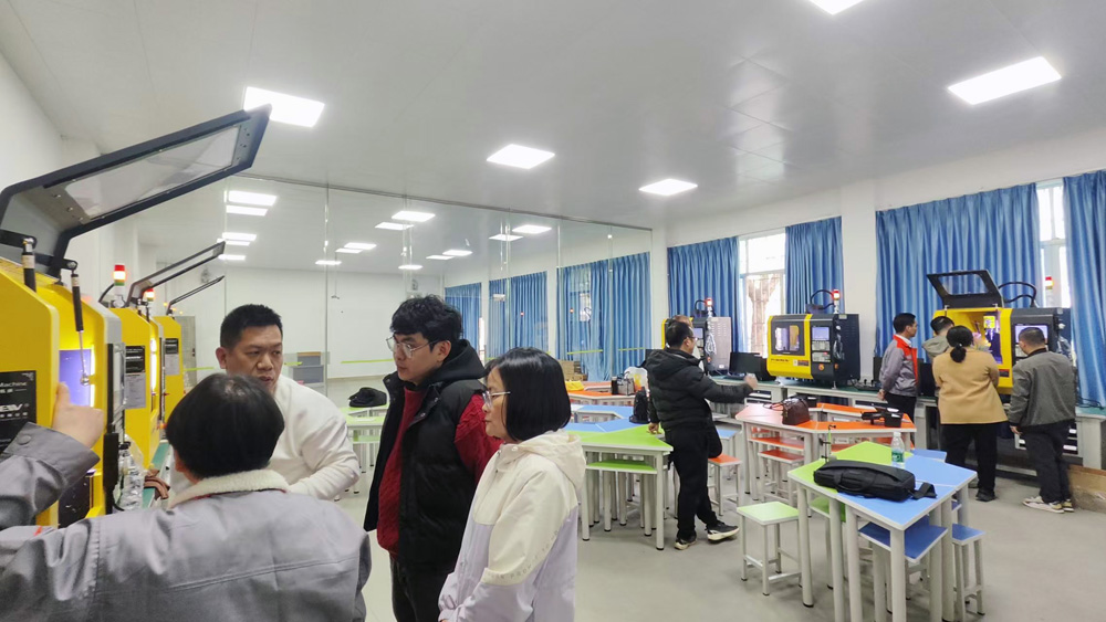 阳江技师学院桌面五轴加工中心实训室