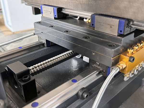 VMC230小型五轴加工中心